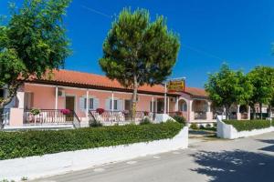 poza telefon Roussas Studios And Apartments